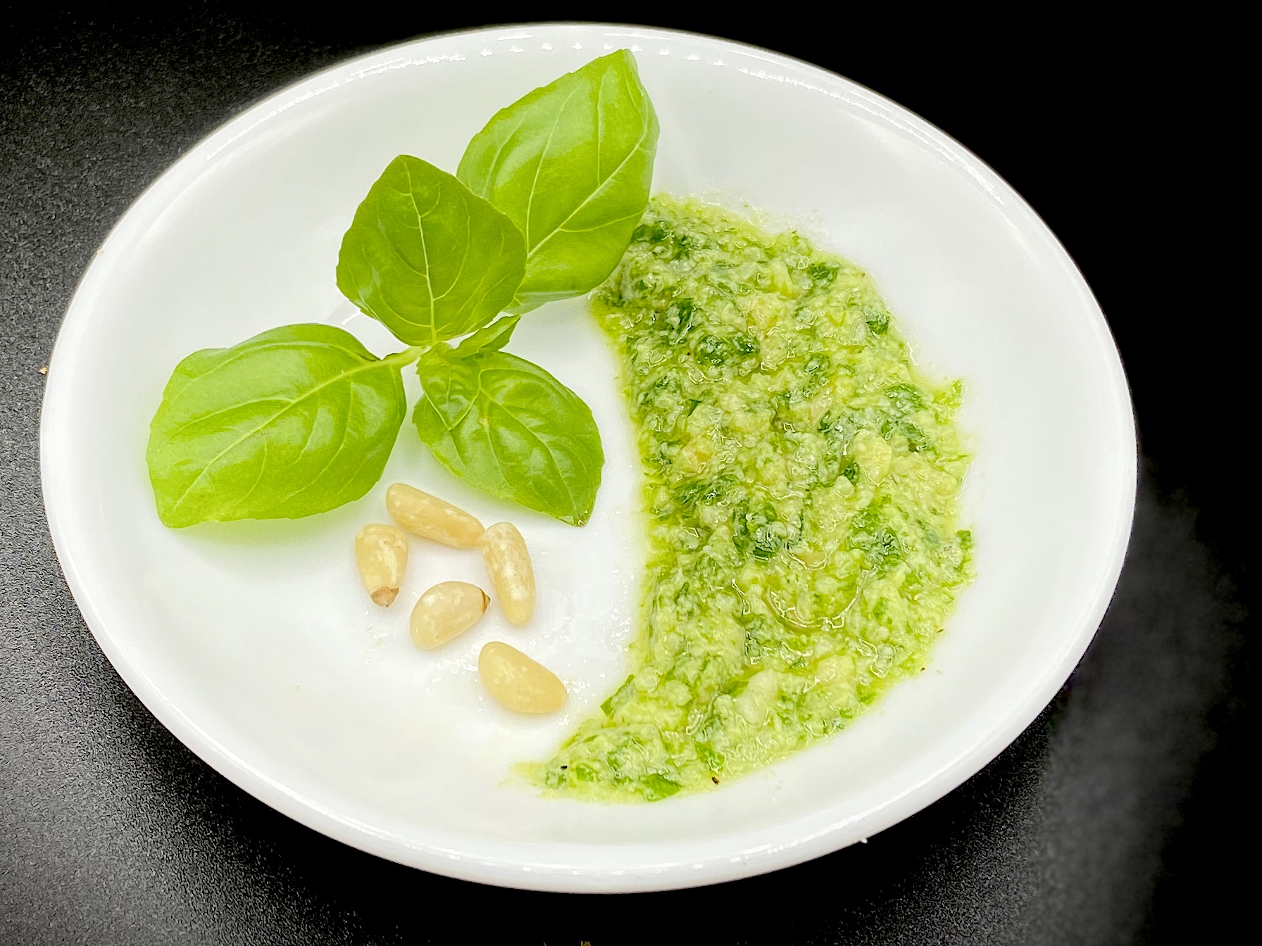 How to Make Traditional Pesto Sauce in under 2 Minutes - Cut2 the Recipe