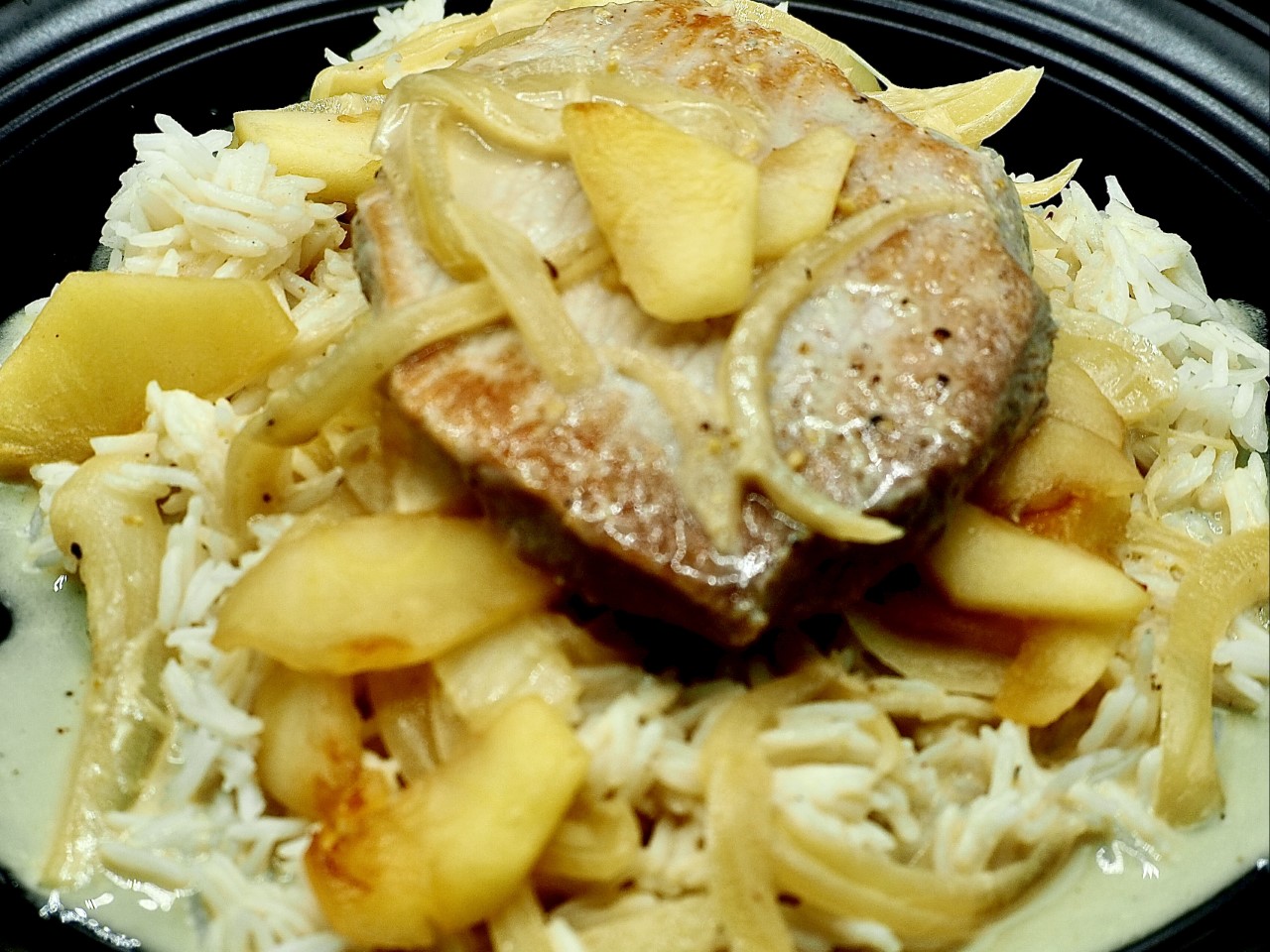Porc aux Pommes et au Cidre – Pork Medaillons (or Chicken) with Onions, Apples, and Sparkling Apple Cider Cream Sauce