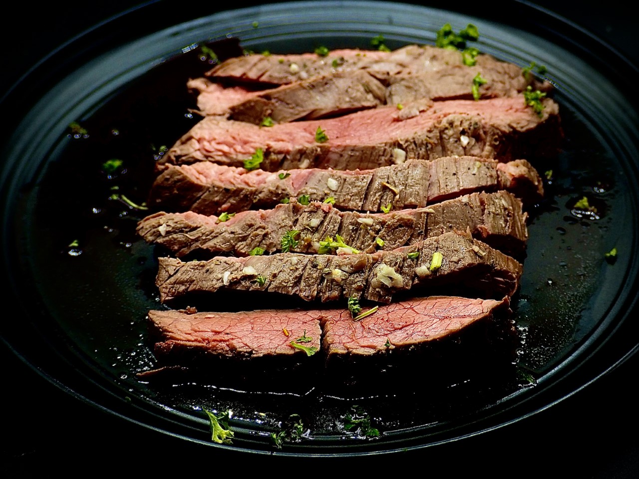 How to Broil Flank Steak for Tender and Juicy Results – Garlic-Marinated Broiled Flank Steak